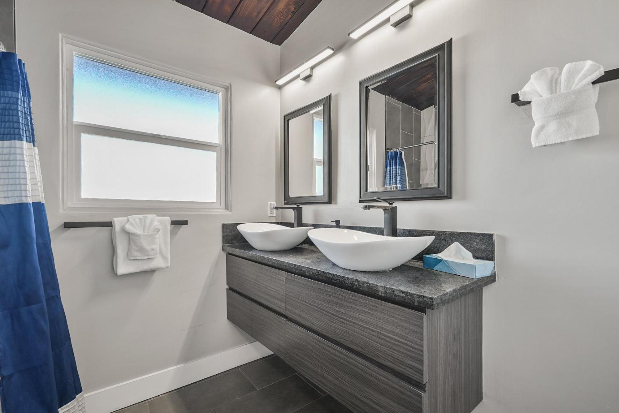 Mission Escape Near Ocean And Bay With Private Balcony Bbq And Garage Parking Holiday home San Diego