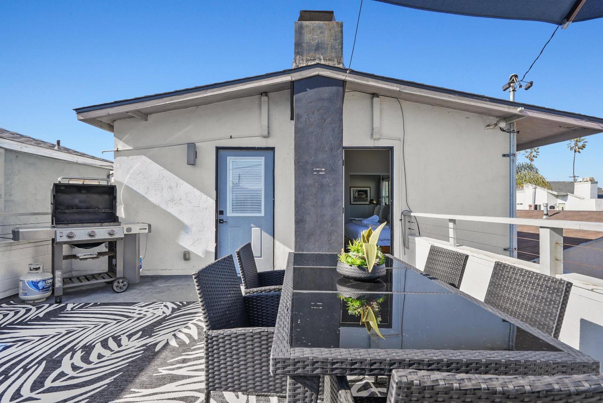 Mission Escape Near Ocean And Bay With Private Balcony Bbq And Garage Parking Holiday home San Diego